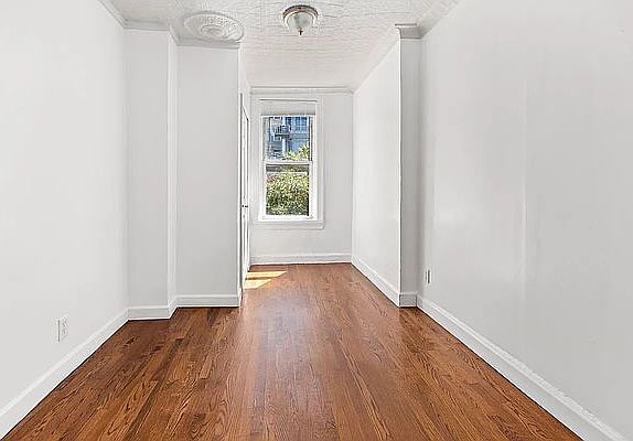 5th image of 50-12 Vernon Blvd #3