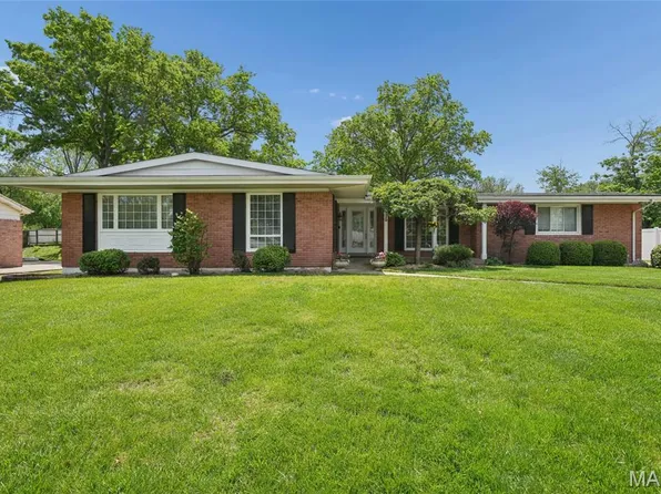 329 Meadowbrook Dr, Ballwin, MO 63011