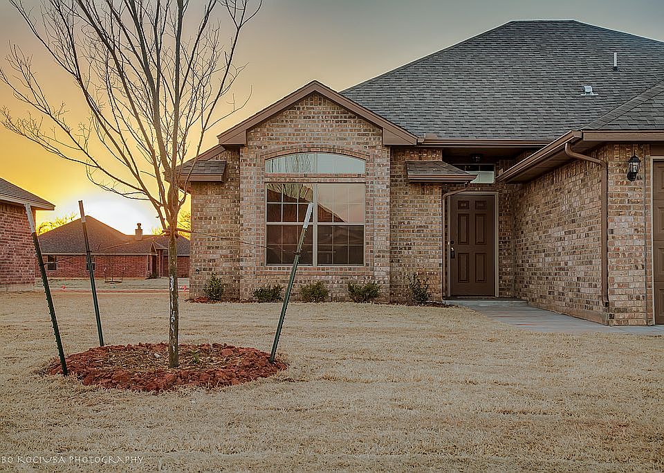 1st image of 605 N Buckhorn Way