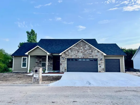 208 Castle Pines Dr, Arkansas City, KS 67005