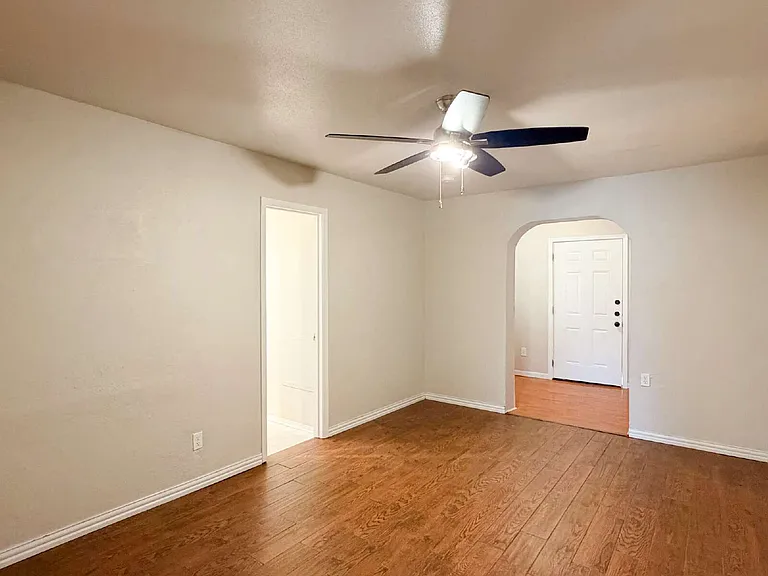 604 Mesquite Ave — Photo 10