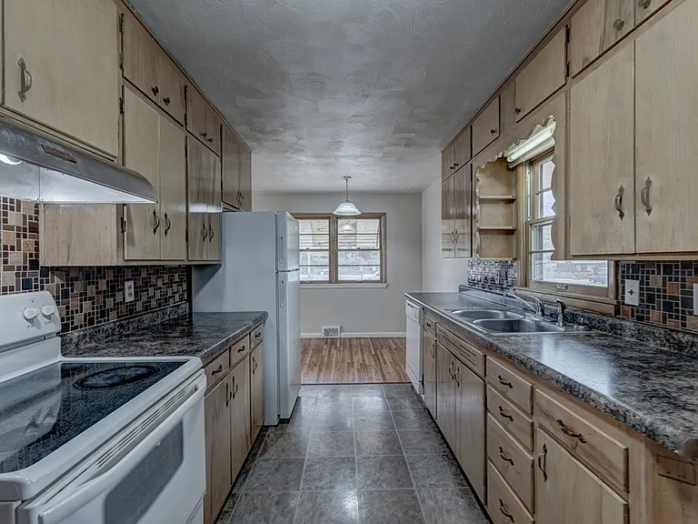 4633 Capitol St — Photo 14