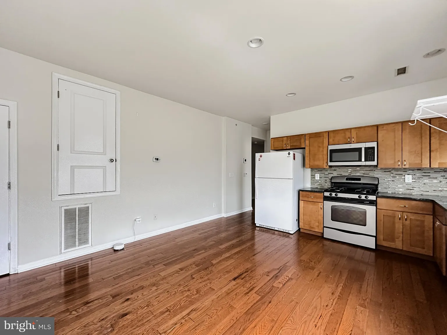 4 bed, 1250 sqft, $550 — Photo 2