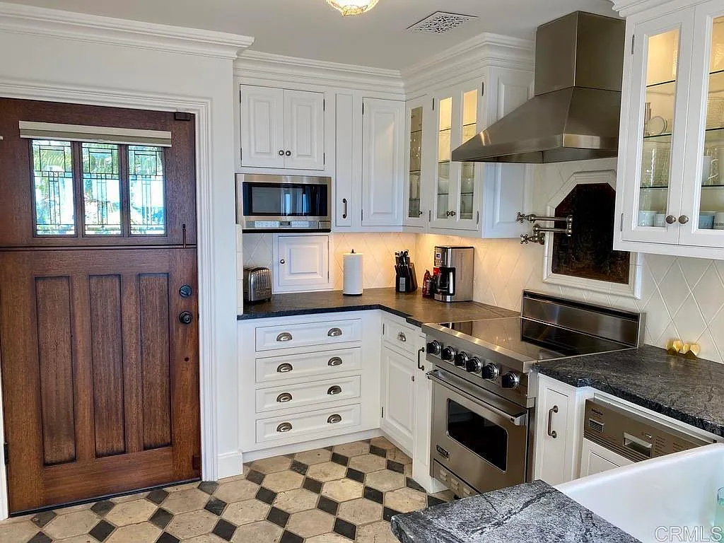 1 bed, 900 sqft, $8,000 — Photo 3