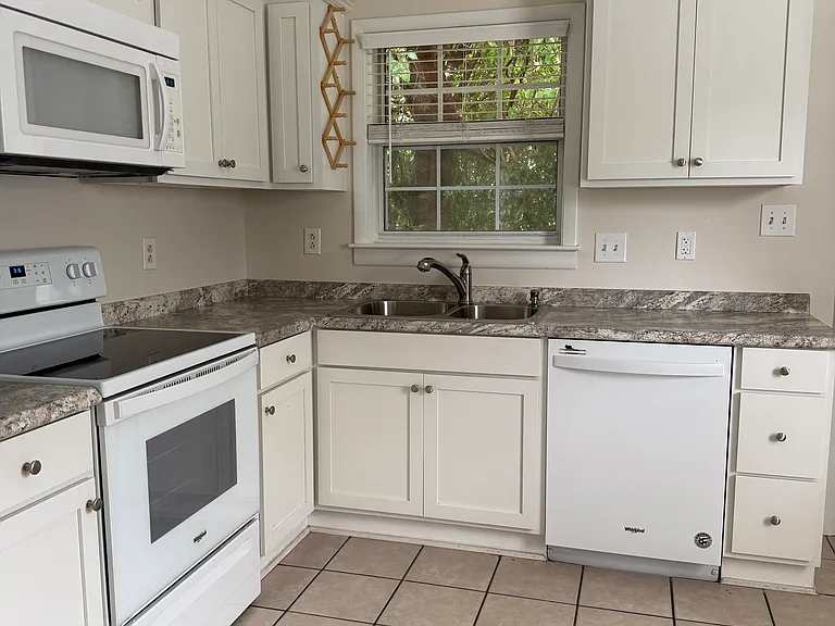 811 Varsity Dr — Photo 4