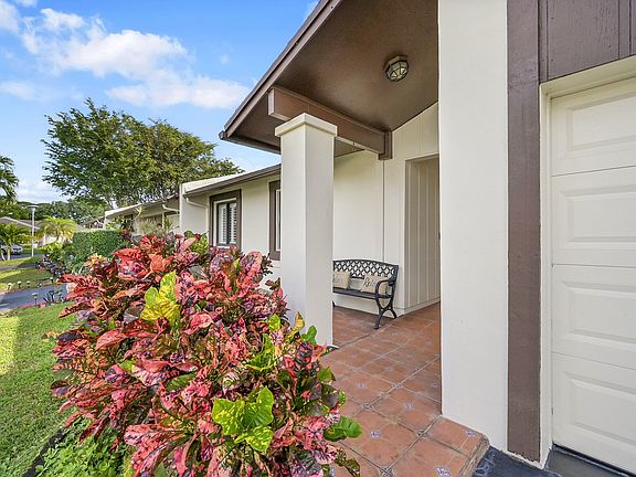 3rd image of 15903 Laurel Oak Circle