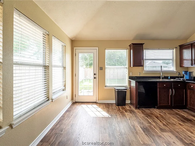 928 Crested Point Dr — Photo 10