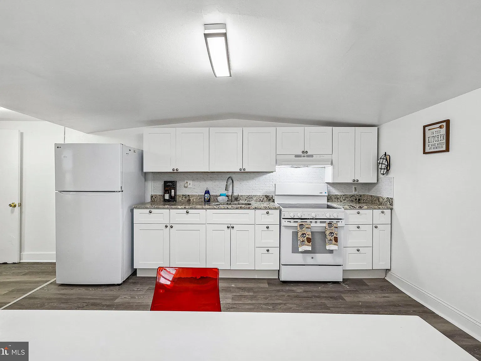 4 bed, 1.0 bath, 1055 sqft, $2,600 — Photo 4