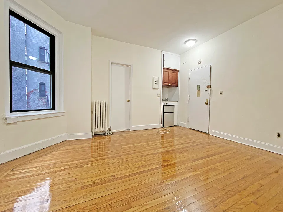245 W 75th St #4D