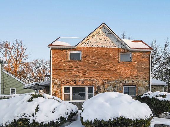 3rd image of 916 Innisfallen Ave