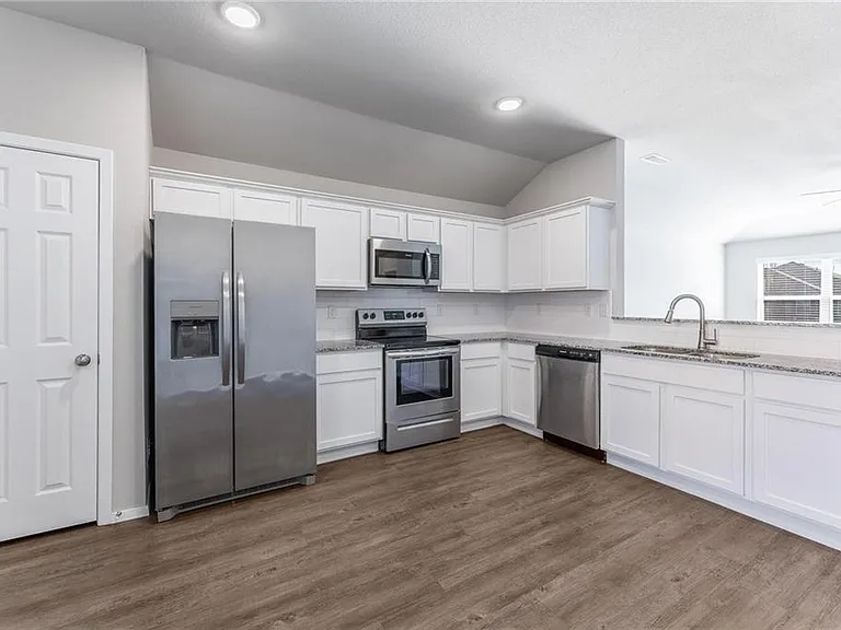 980 E Starling St — Photo 8