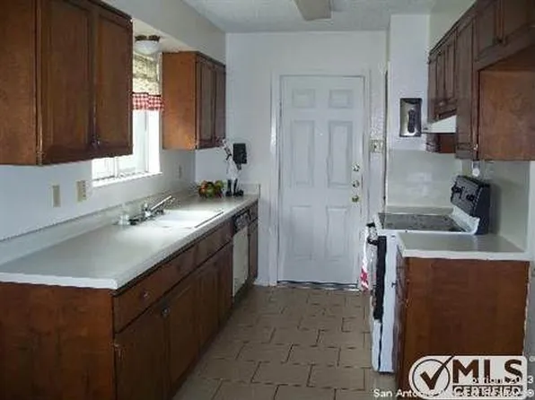 129 Cloverleaf Dr, Schertz, TX 78154