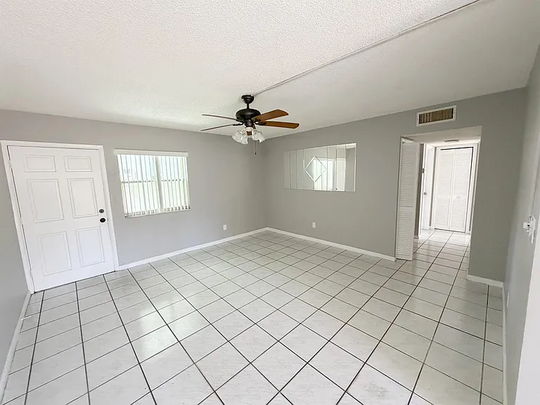 320 SW 1st St #D-2 — Photo 8