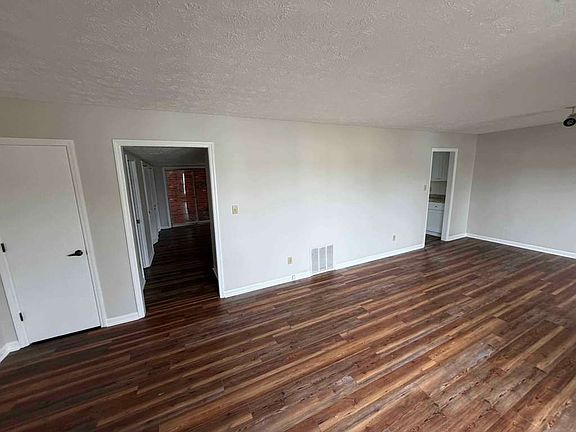 3rd image of 402 Macadam Dr