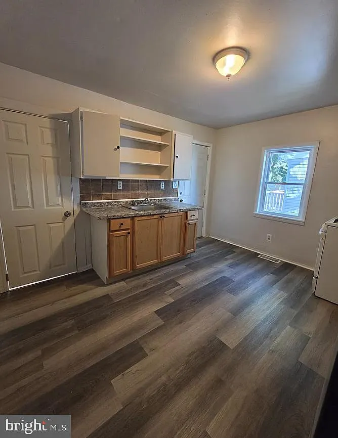 3 bed, 1.0 bath, 1796 sqft, $1,995 — Photo 3