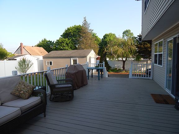 4th image of 107 Cayuga Ave