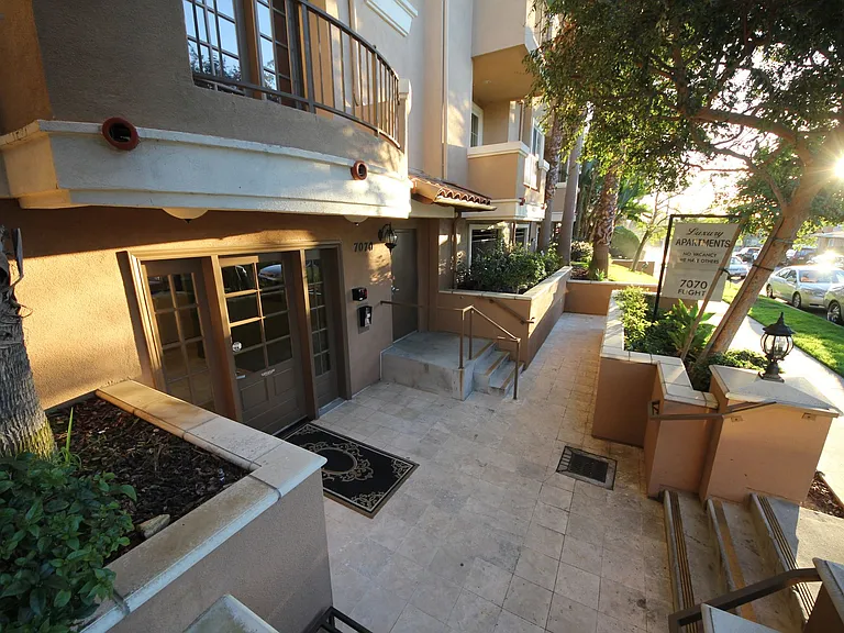 7070 Flight Ave — Photo 2