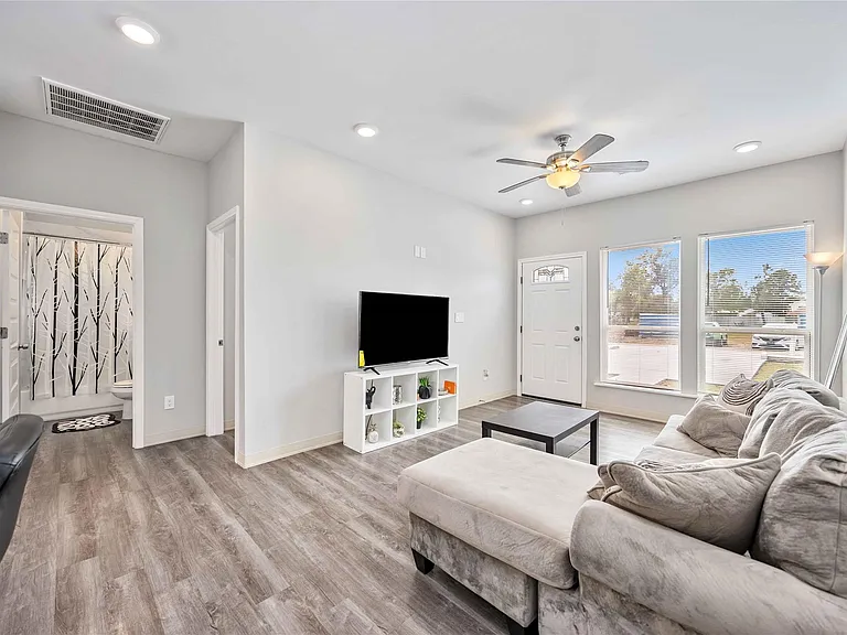 8009 Sterlingshire St #B — Photo 5