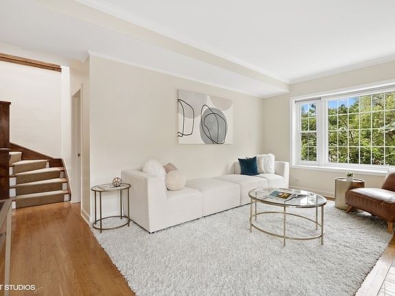5th image of 615 W Dickens Ave