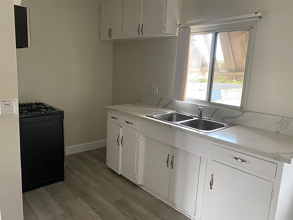 3rd image of 824 W 80th St