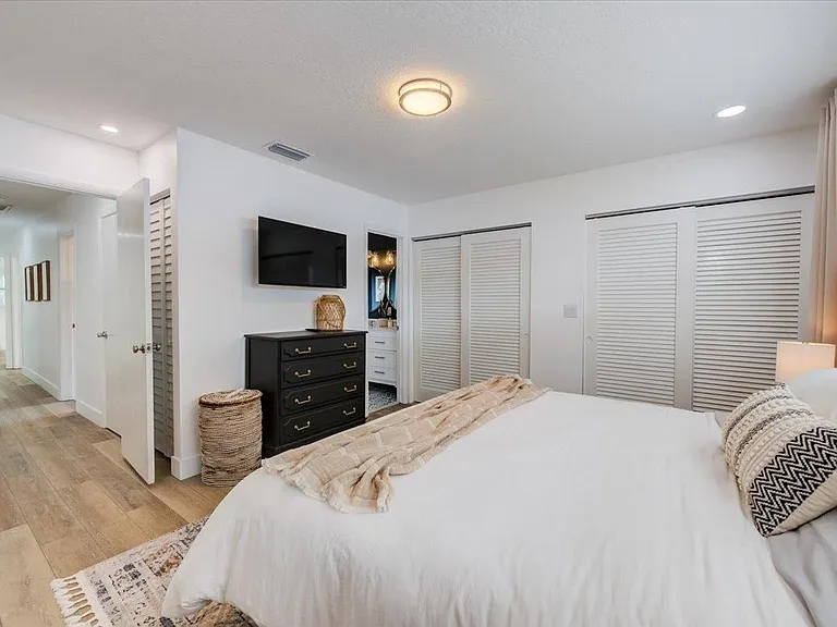 Master bedroom. 40'' Vizio Smart TV.