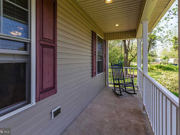 3rd image of 124 Brooke Ln