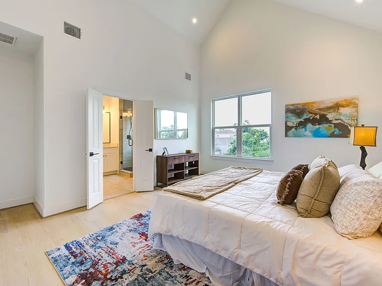 2310 Reinerman St — Photo 36