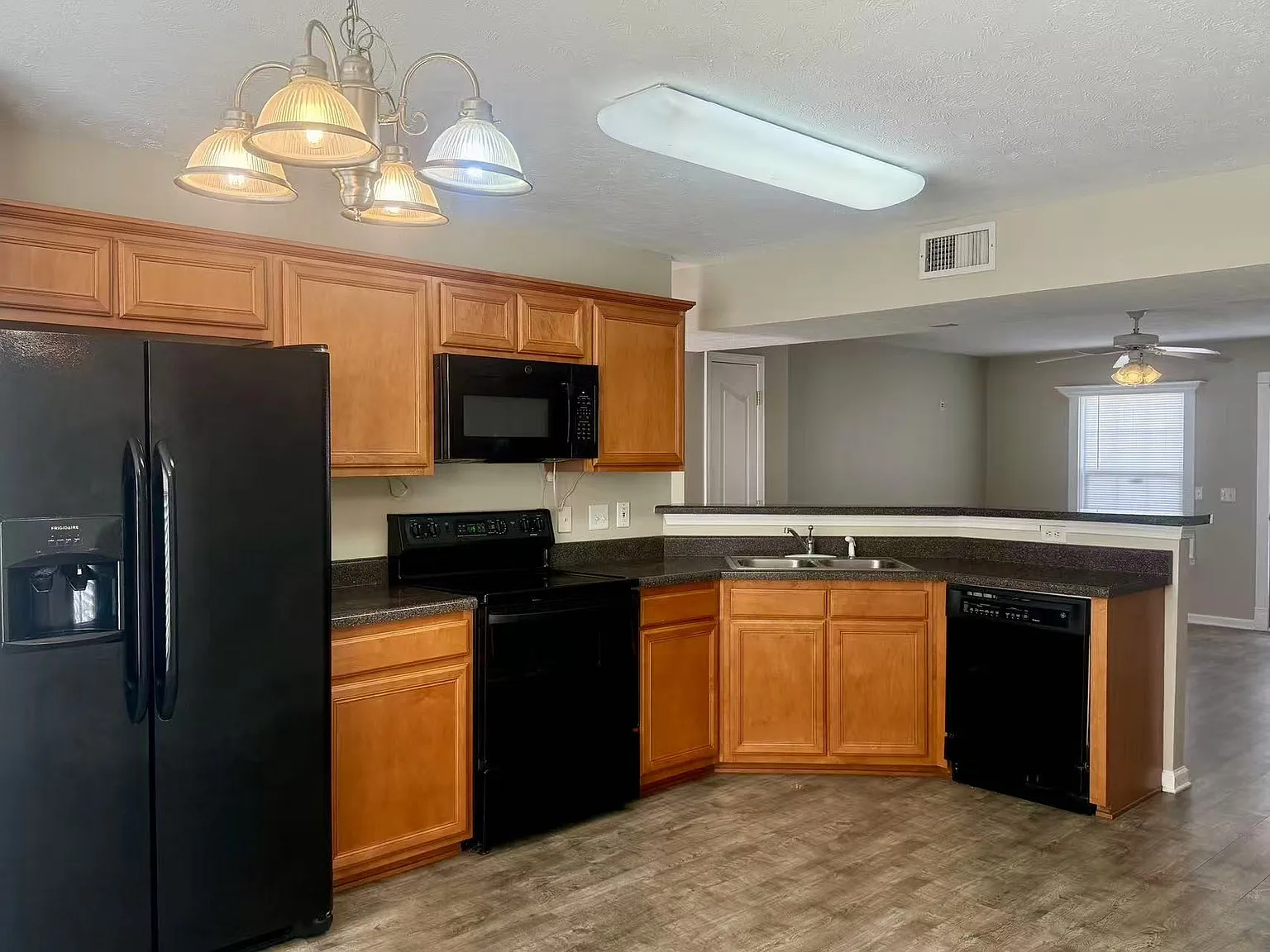 2 bed, 2.5 bath, 1360 sqft, $1,500 — Photo 3