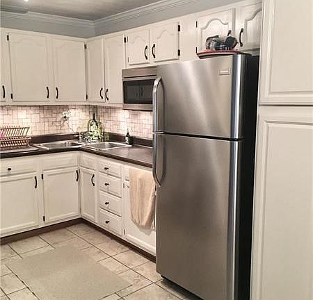 Updated neutral kitchen with stainless steel appliances!