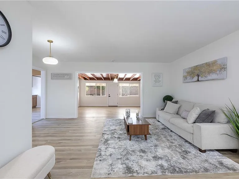 5030 N Lyman Ave — Photo 2