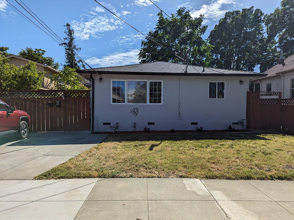 Property as seen from the street. 1 car parking available on driveway.