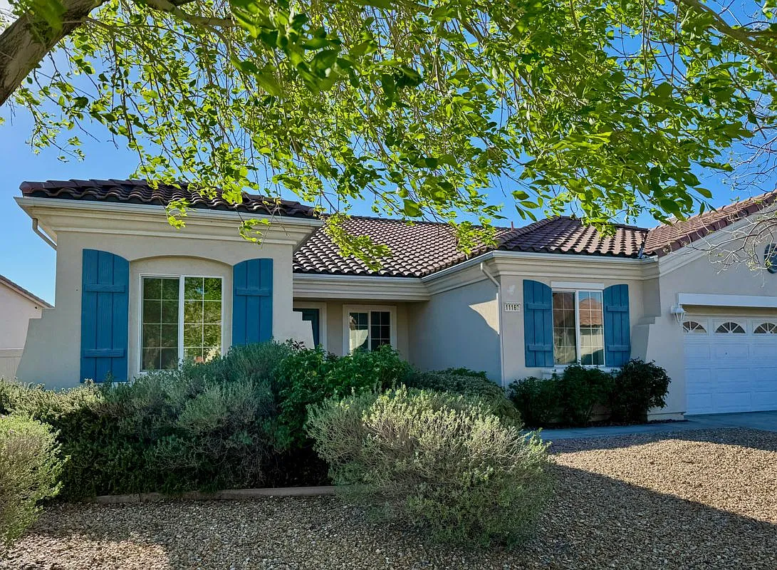 5 bed, 4.0 bath, 2823 sqft, $2,900 — Photo 1