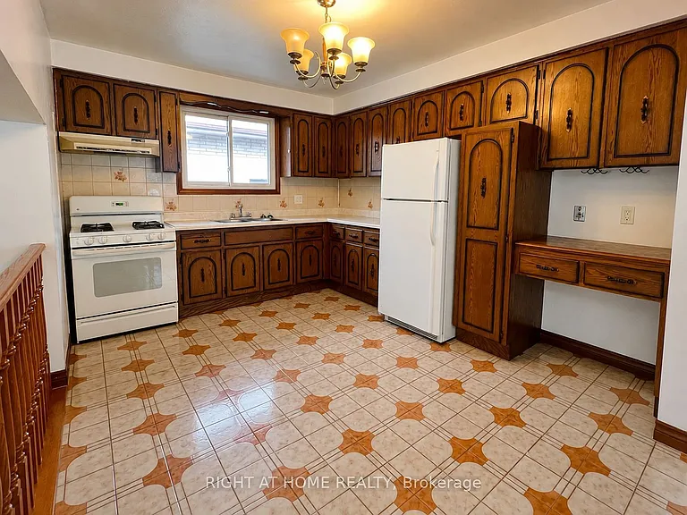 39 Lisgar Ct #UPPER — Photo 3