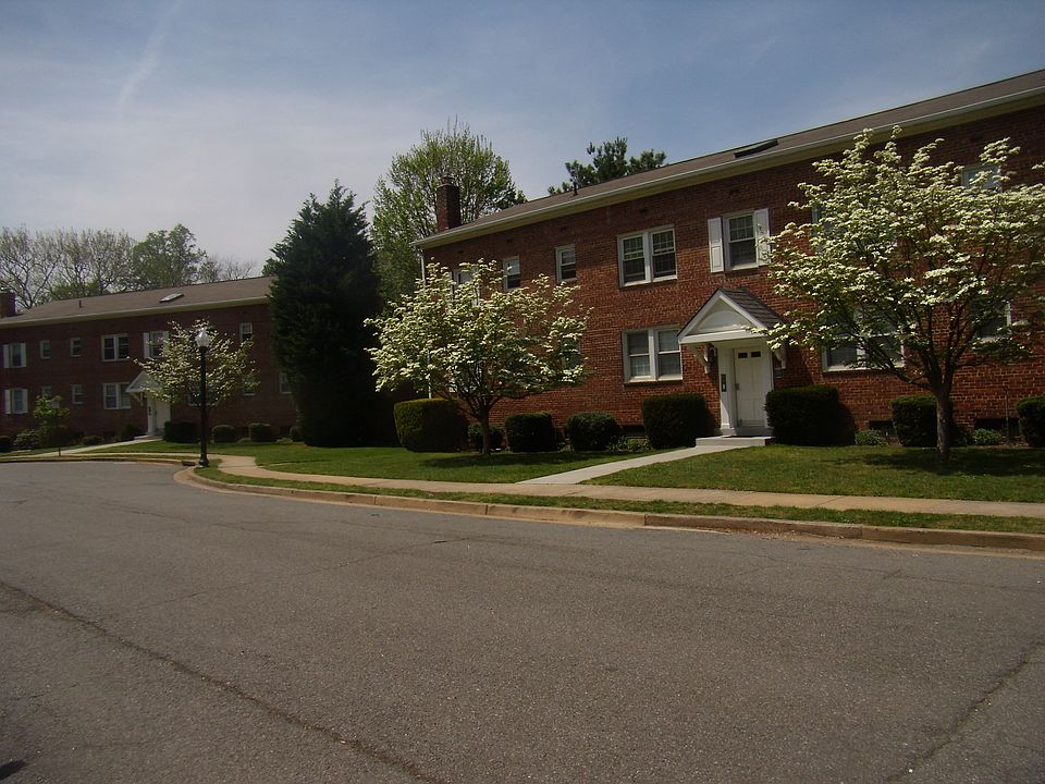 N. Lancaster St, Arlington VA with skylighted halls. In Heart of Westover (off Washington Blvd) Laundry service and free extra & bike storage in basement.