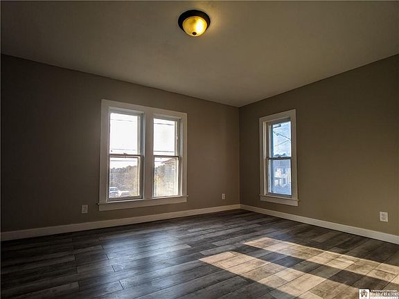 3rd image of 147 Grossman Ave