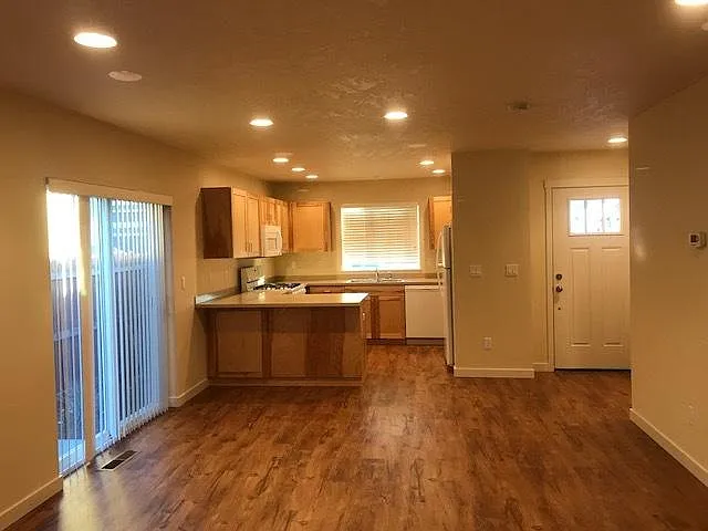 2 bed, 2.5 bath, 1470 sqft, $2,195 — Photo 2