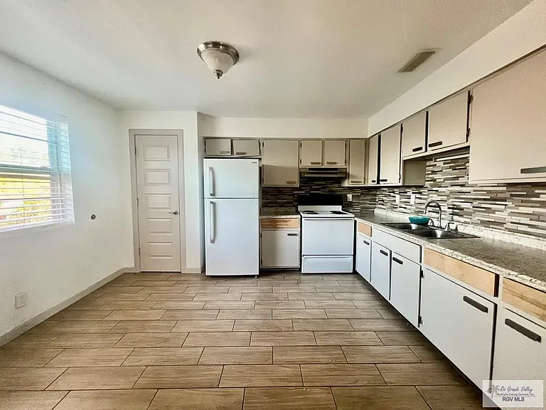 1124 Sierra Grande Dr — Photo 7