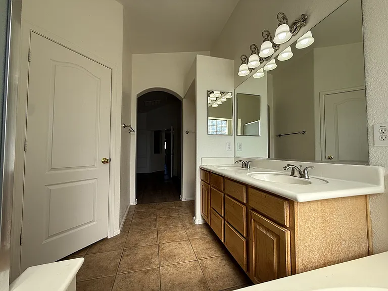 8202 S 47th Ave — Photo 22
