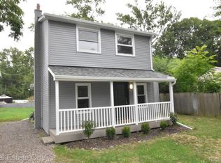 1565 Parkway Dr, Waterford, MI 48328