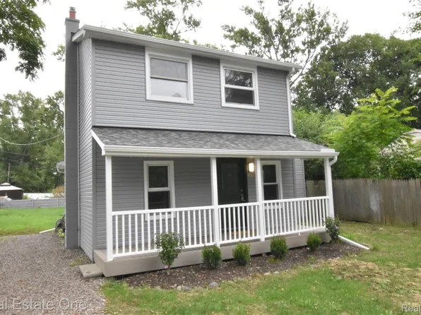 1565 Parkway Dr, Waterford, MI 48328