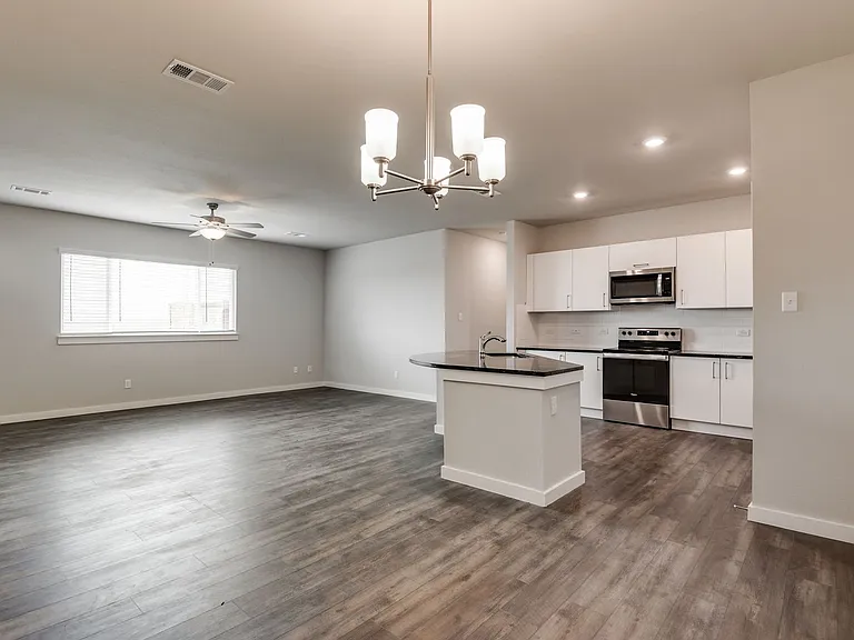 752 Wheatfield Dr — Photo 10