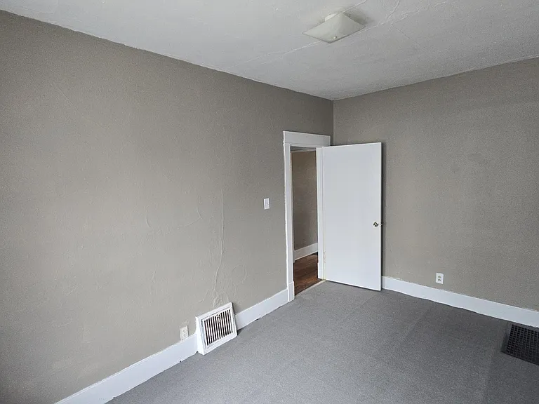 212 W Hospital Dr — Photo 8