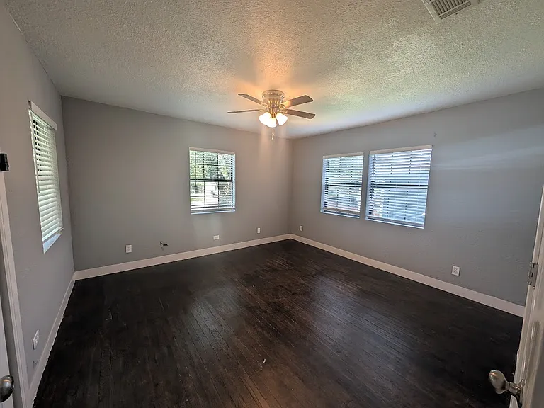 320 N Colbert St — Photo 3