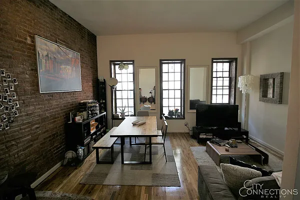 Rented by City Connections Realty | media 32