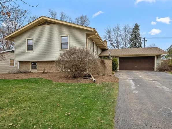 911 Foxwood Cir, Geneva, IL 60134