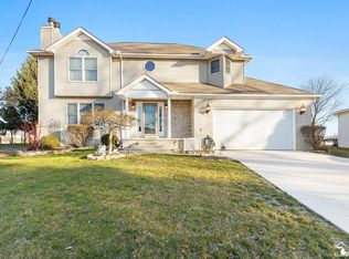 29752 Pointe Dr, Gibraltar, MI 48173