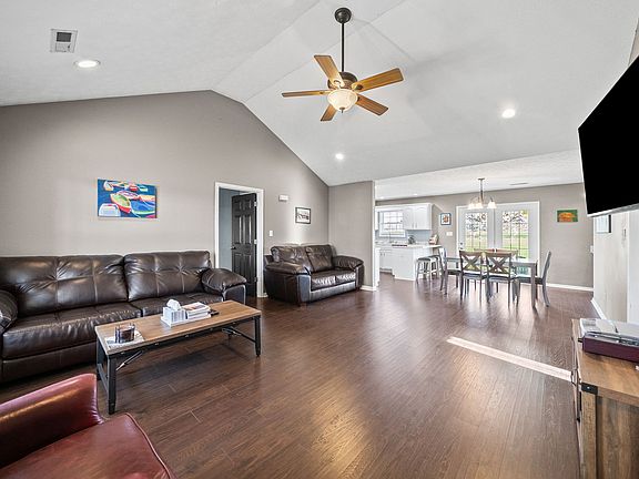 4th image of 1940 Loop Ln