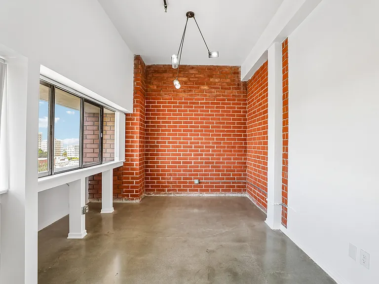 1725 W. 6th St — Photo 27