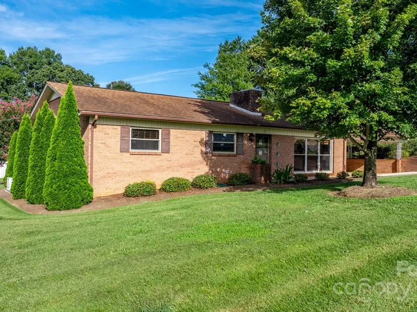 12 Woods Dr, Granite Falls, NC 28630