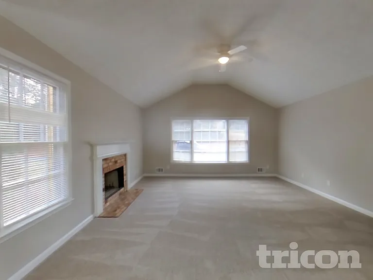 3746 Windy Hill Dr SE — Photo 2